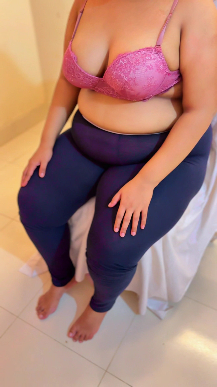 Aria Mia: Stor röv &amp;enorma bröst het latina tjej kåt på stol &amp;hon vill...