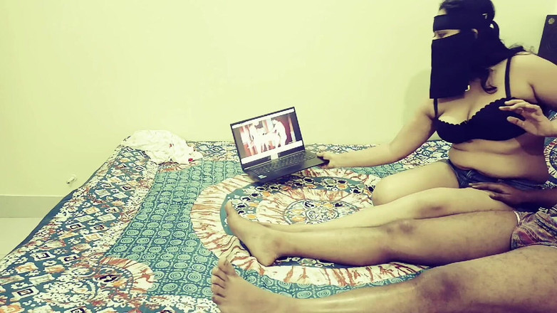 Coupleworld0002: Styvsyster Delar Säng Med Indisk Äldre Bror Ensam Hemma.