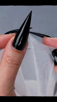 Nylon Psycho. Sheer Kumaşa Sarılı Psikolojik Savaş