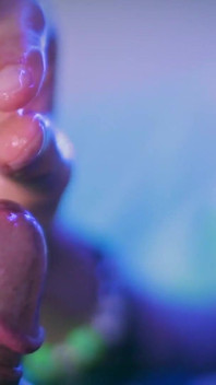Il bel twink magic c si sega il suo grosso cazzo non circonciso con un sacco di liquido preseminale ed un grosso carico di sperma