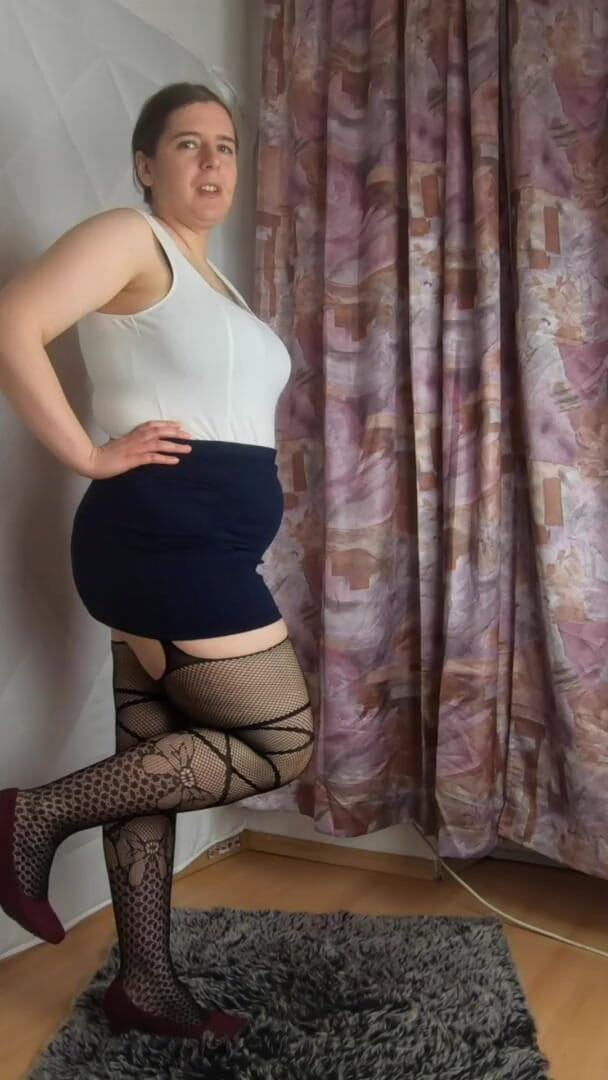 Lingerie Review: Міні спідниця на підборах і ажурних панчохах без цензури