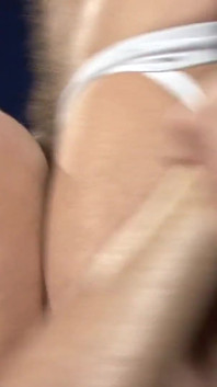 セクシーなスポーティで筋肉質のゲイの男の子はボクシングのリングでセックスをしています