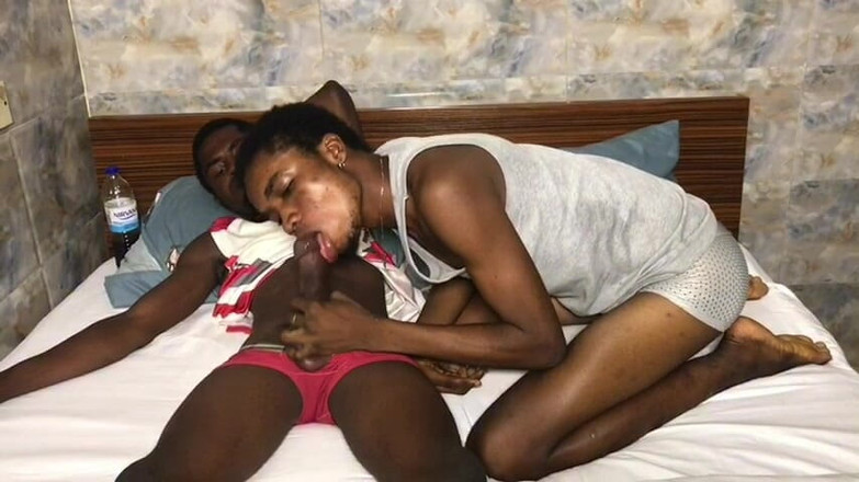 Porchey: 隣人が胸を張って私のチンコにフェラしてきた