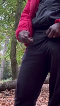 Solo meneando, temblando y frotándolo en el bosque