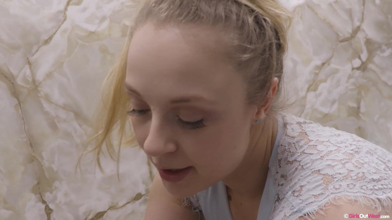 Girls Out West: Kozatá blondýnka Michelle krémuje své zakřivené tělo a masturbuje