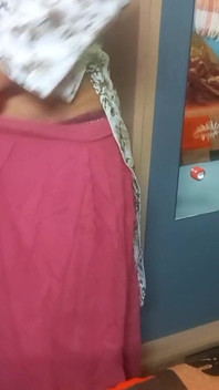 Mycket vacker indisk bhabhi i röda Saree