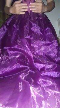 Masturbazione con una camicia da palle viola in raso