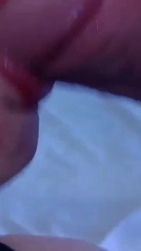 Pipe avec éjaculation dans la bouche en gros plan