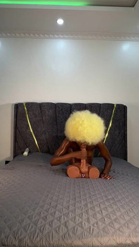 Zo nat, zo luid- hardcore dildo-rit eindigt in een totaal bed overstromend orgasme