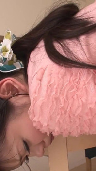 Ragazza giapponese squirta mentre due ragazzi mangiano e soddisfano i suoi buchi stretti con dei giocattoli