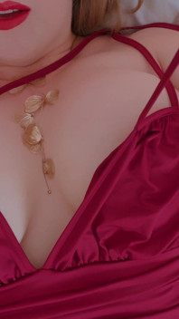 딜도로 자위하는 빨간 립스틱의 핫한 밀프. 털이 무성한 보지 클로즈업