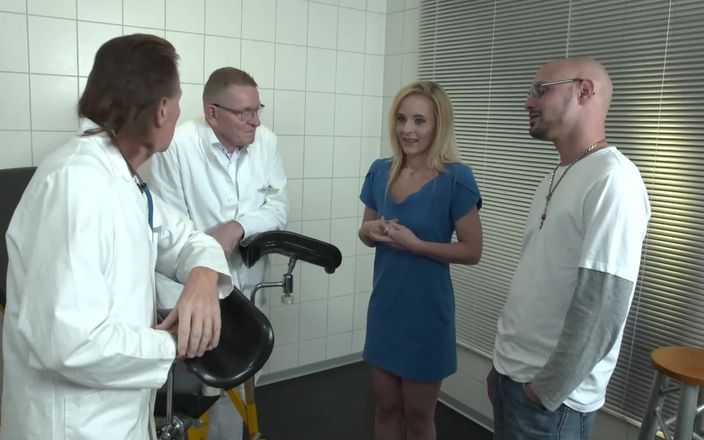 German Porn: Equipe médica fodendo paciente gostosa com porra na boca