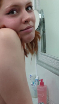 Punto di vista: Il mio fratellastro mi vede in bagno e poi mi sbatte per bene