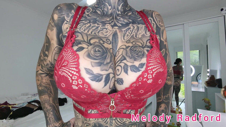 Melody Radford: Röd, svart och vit mikrobikini och underkläder försöker dra Melodi...