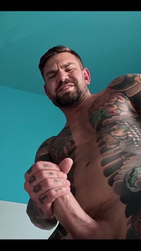 Entrenador atrapado masturbándose