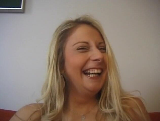 Flash Model Amateurs: Amadora loira linda posando nua no casting
