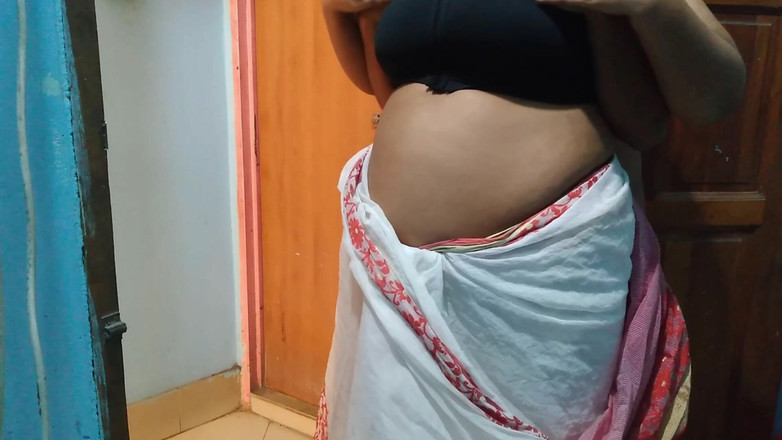 Aria Mia: Я трахаю горячую мачеху милфу моей лучшей подруги, когда она подметает нашу комнату!