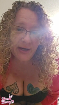 Mevrouw Tammy leert basisbeginselen van poesje eten