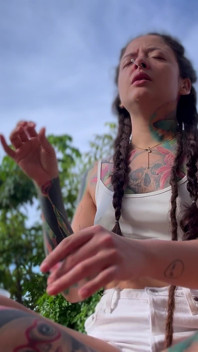 menina fora espirra e brinca com snot