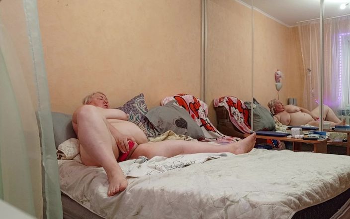 Zona901: Přítelkyně s velkým zadkem masturbuje její chlupatou kundičku