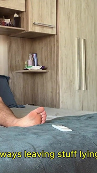 La milf rossa seduce una giocatrice che fuma con la gonna corta e lo spuntino pomeridiano