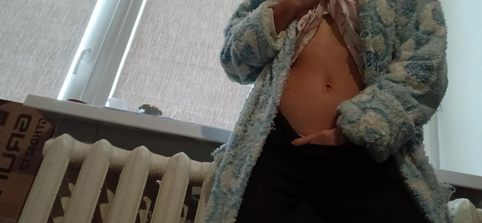 Lesbian-candys: Štíhlá brunetka v županu masturbuje doma po univerzitě