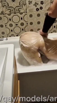 Massaggia un ragazzo sissy in bagno prima di scopare!