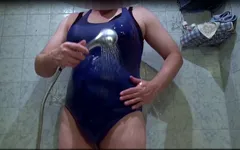 가짜 젖탱이 E-cup: 큰 스트랩 젖탱이로 젖는 파란색 수영복. 면도한 통통한 크로스드레서 Sissy Tobi
