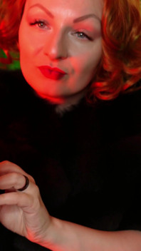 Futro fetysz i długie skórzane rękawiczki przypią milf