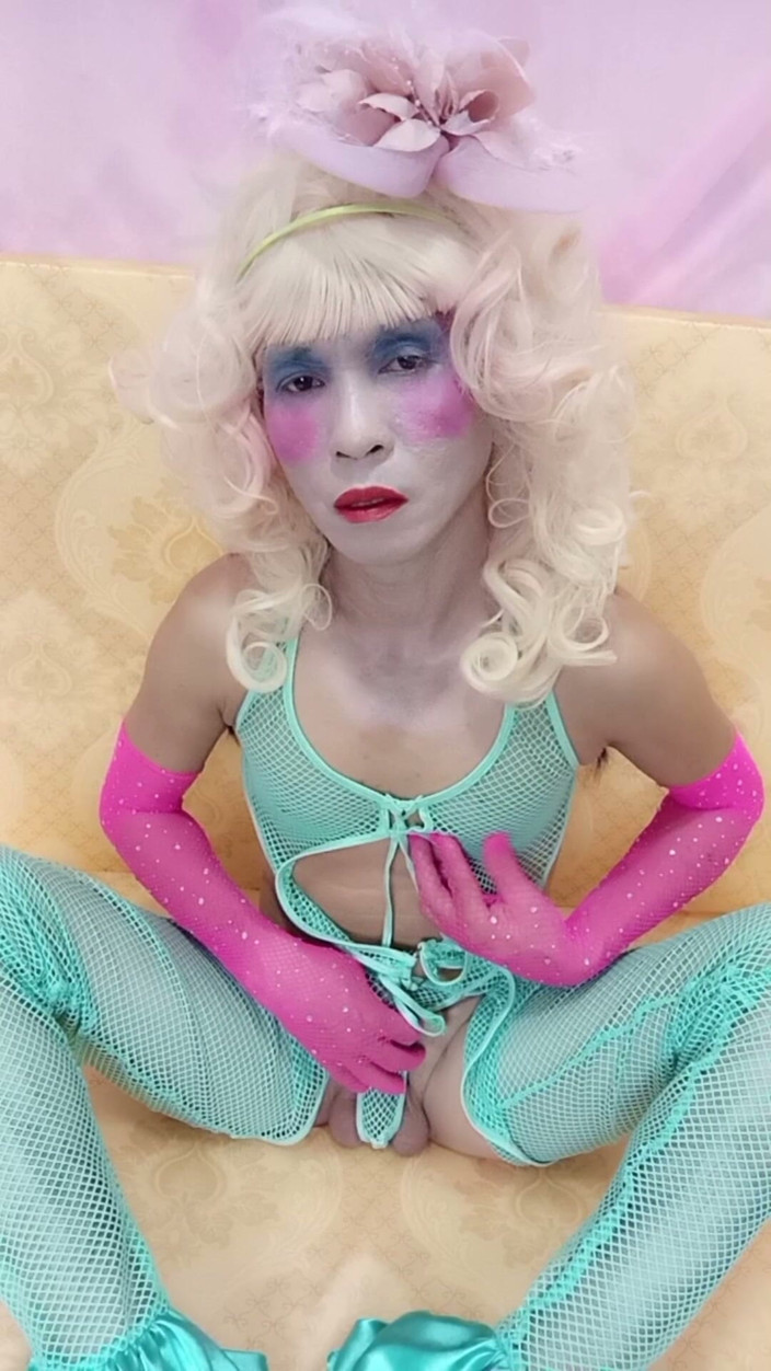 nguyen dang thien tri: Oanh le transgénero vistiendo ropa sexy porno jugando con un...