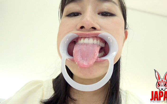 Japan Fetish Fusion: La lengua de Tomoka Akari brilla: saliva húmeda, rizada y...