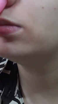 Se joacă cu nasul meu. Mi-am băgat un tampon de silicon roz subțire în nas și mă joc cu el. Nu știu ce este,