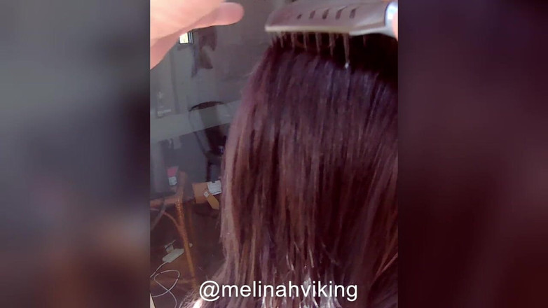 Melinah Viking: Brunetka si čistí vlasy