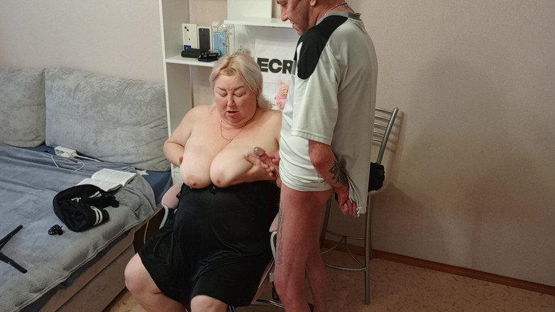 Zona901: Eu masturbando meu pau, fodo minha madrasta na boca e...