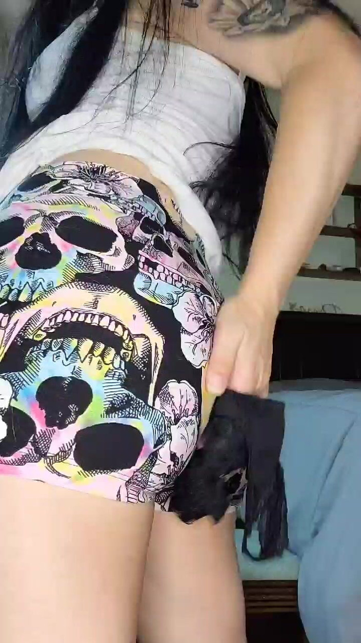 Raven Willow: Adoração anal com minha calcinha na boca
