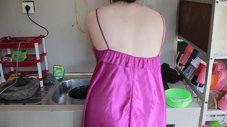 Silk Satin: Gadis Bali, fingering memeknya saat bersih-bersih rumah