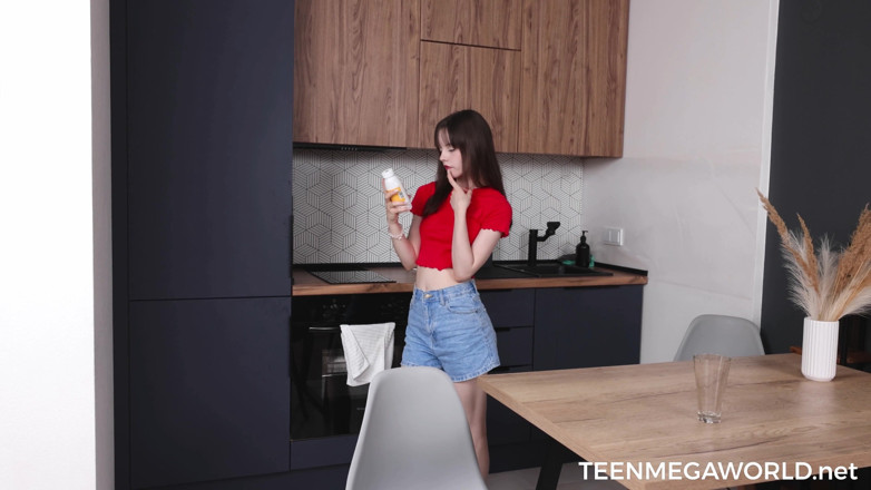 Teen Mega World: Permainan Fingering Jam Makan Siang