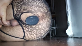 Travesti menina brinca com mas plug