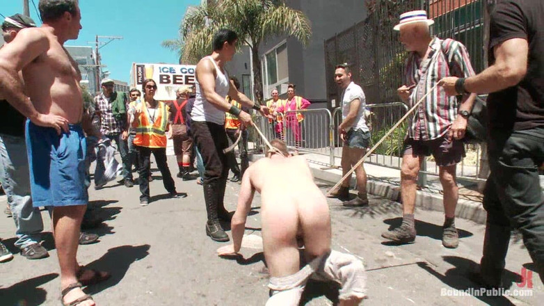 Bound in public: Cody Allen svázaná na veřejnosti