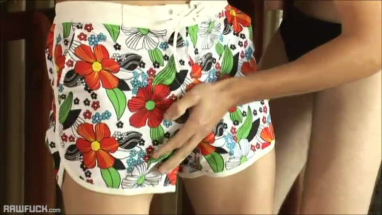 Raw Fuck: Bonjolan besar dalam gear renang mereka