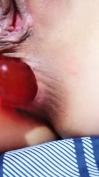 Latina magra e le sue tette che si godono il suo dildo rosso in tutti i suoi buchi parte 2