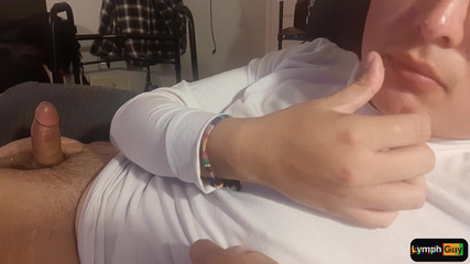 Lymph Guy: Hraní s mými bradavkami mě dělá nadrženým