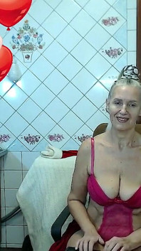 Atraente corpo nu de uma velha alegre
