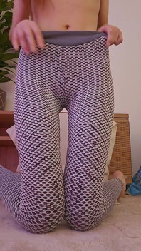 Sporty Leggings Pussy Play - menina holandesa brinca e dedilha sua buceta molhada em leggings apertadas de academia (holandesa)