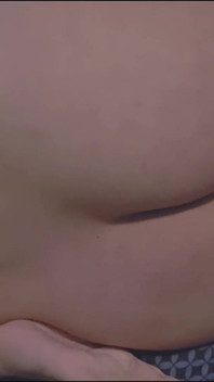 Ejaculare de la futai anal cu degetul, se fute cu un twink frumos și sexy