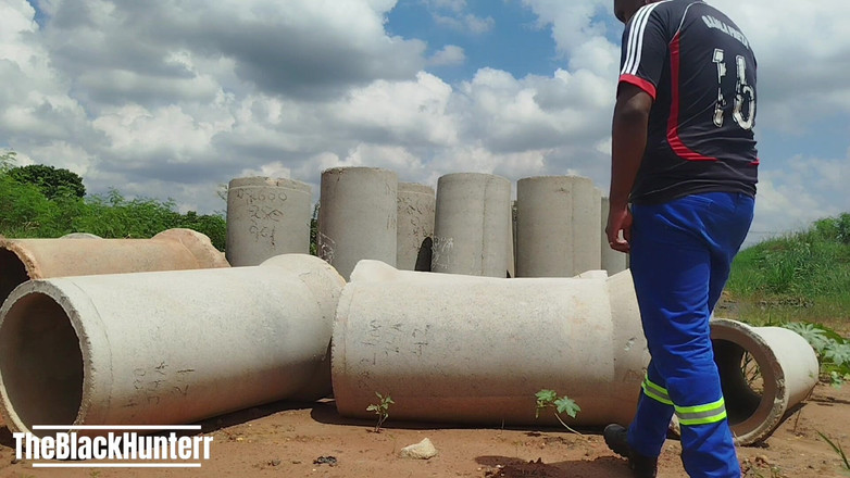 TheBlacKHunterr: Sam w budynku masturbuje się