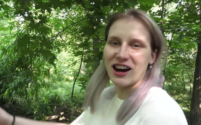 MertyXXX: Brudna dziewczyna zaśmieca i oddaje mocz w parku