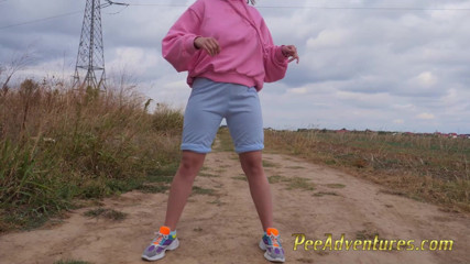 Pee Adventures: 彼女がジョギングに出かけたときに彼女の服に小便