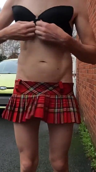 Flaca trans con polla muy dura