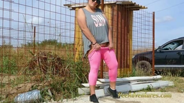 Grassa bruna con occhiali Pipì nelle sue calzamaglia su una strada sterrata e poi pipì sul cemento davanti a una casa